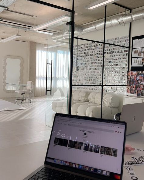 Aesthetic Office Space Business, Corporate Aesthetic Woman Office, Business Work Aesthetic Office, London Office Aesthetic, Office Interior Design Creative Wall, Office Interior Design Modern Corporate, Dream Office Luxury, Boutique Office Design, Office Interior Design Creative