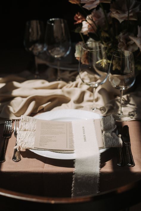 Details from a GORGEOUS wedding. Name tags printed on organic linen and a beautiful menu on cappuccino tones. Brown Napkins, Table Coordinate, Wedding Name Tags, Lovely Bride, Linen Men, Organic Wedding, Wedding Name, Tag Print, Wedding Linens