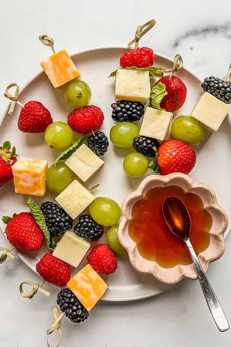 Cheese Board Skewers, Finger Food Kabobs, Cocktail Skewers Appetizer Ideas, Berry Finger Foods, Fruit Finger Food, Fall Fruit Skewers, Fresh Fruit Skewers, Fruit Toothpick Appetizers, Small Fruit Skewers