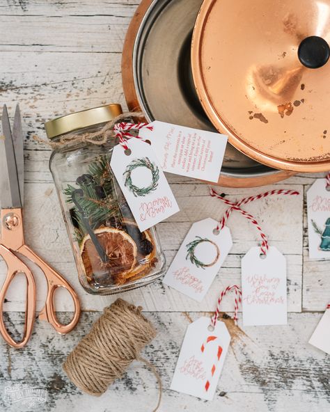 Learn how to make a simple DIY simmer pot kit Christmas gift, and download FREE printable gift tags with a cozy Christmas theme. Diy Simmer Pot, Potpourri Gift, Free Printable Christmas Gift Tags, Holiday Gift Tags Printable, Pot Diy, Diy Mommy, Christmas Gift Tags Handmade, Pink Christmas Gifts, Simmer Pot