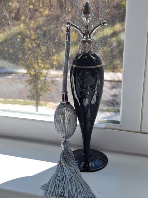 This "glamorous" 1923 Cambridge Devilbiss perfume atomizer is Oscar ready! Dressed in black with nickle plated hardware draped with a silver gray bulb and tassel. Perfume Atomizer, Potion Bottle, Perfume Lover, Christmas List, Perfume Bottles, Plating, Makeup, Silver