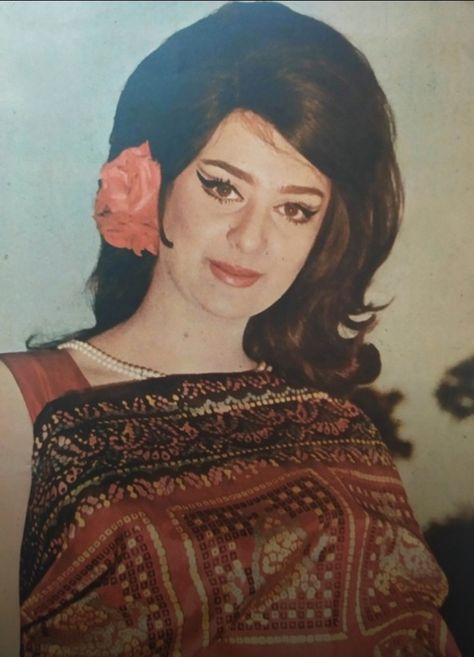 Indian Retro Makeup, Retro Theme Dress, Saira Bano, 70s Hairstyle, 60's Makeup, Saira Banu, Bollywood Theme Party, Indian Retro, Sharmila Tagore