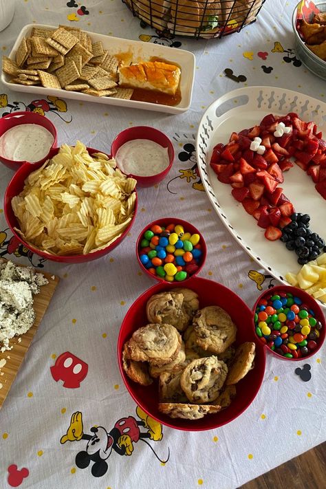 Mickey Mouse Birthday Table Decorations, Mickey Mouse Pizza Party, Mickey Mouse Food Table, Mickey Mouse Snack Ideas, Mickey Mouse Appetizers, Mickey Mouse Clubhouse Party Food, Mickey Mouse Birthday Dessert Table, Mickey Mouse Desserts Table, Food For Mickey Mouse Birthday Party