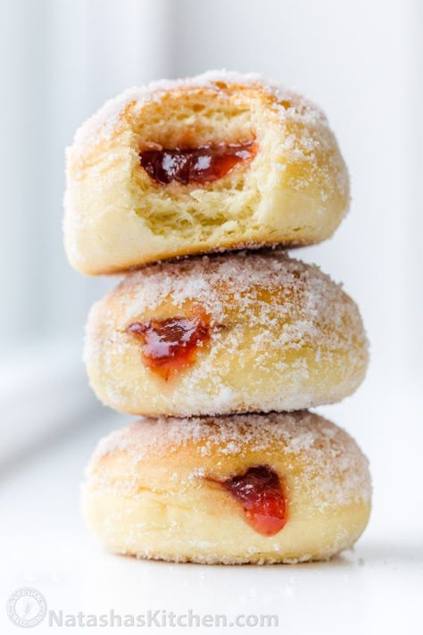 Baked Donuts Filled with Jelly (VIDEO) - NatashasKitchen.com Donuts Filled, Donat Glaze, Homemade Doughnut Recipe, Homemade Donut, Donut Filling, Baked Donut, Easy Donuts, Homemade Donuts Recipe, Resipi Kek