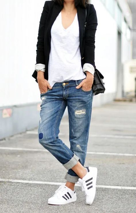 Street Style Boyfriend Jeans, Adidas Street Style, Dresses Casual Modest, Vestiti In Jeans, Comfy Jeans Outfit, Looks Adidas, Casual Sporty Outfits, Boyfriend Jeans Outfit, Mama Jeans