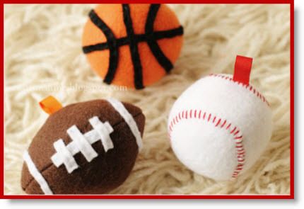 Free Sports Ball Pattern ♥ http://felting.craftgossip.com/2013/12/01/felt-sheep-mobile-free-sports-ball-ornament-patterns/ Sports Stocking Stuffers, Felt Football, Felt Patterns Free, Eating Snow, Sheep Mobile, Diy Baby Mobile, Ball Pattern, Scout Ideas, Bath Gift