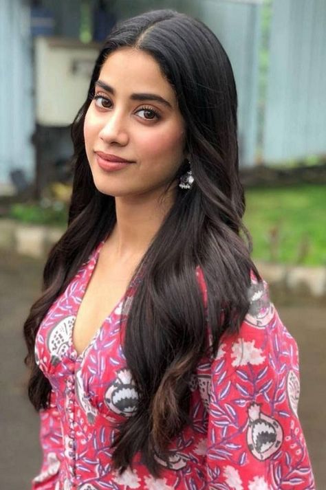 Janhvi Kapoor During Dhadak Promotions Janhvi Kapoor, Bollywood Hairstyles, Beauty Smile, Indian Woman, Cute Smile, Bollywood Girls, Indian Beauty Saree, India Beauty, Desi Beauty