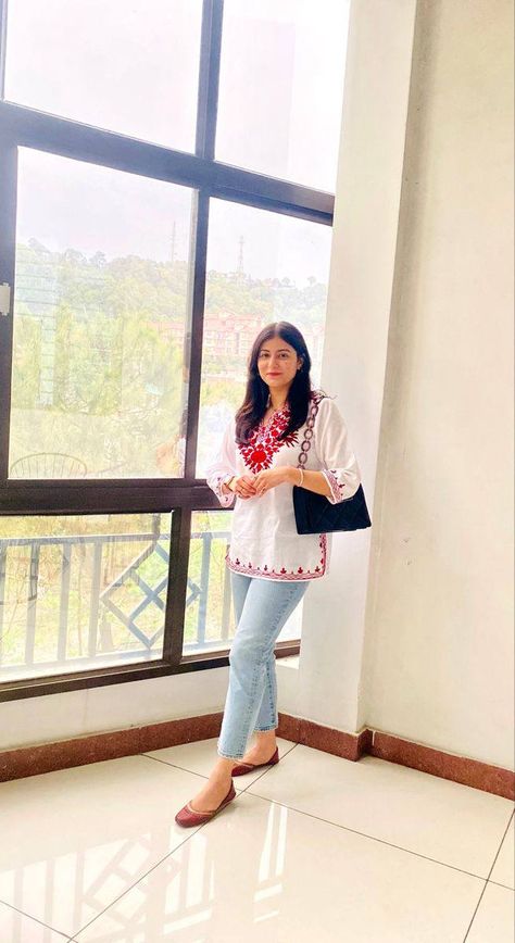 Kurtis On Jeans For Women, Cute Kurti Outfits, Chikenwork Kurti Design With Jeans, Work Wear Indian, White Short Kurti Outfit, Short Kurti For College, Short Kurta Outfit, White Kurti Designs With Jeans, White Chikankari Kurta With Jeans