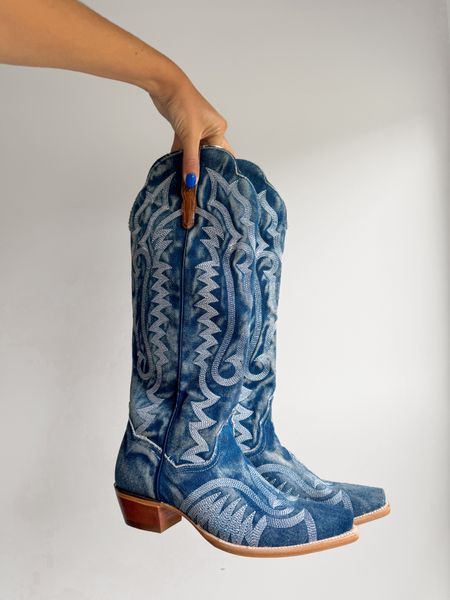 Navy Blue Cowboy Boots, Jean Cowboy Boots, Kentucky Outfits, Comfy Western Outfits, Cow Girl Boots, 70s Inspired Outfits, Boot Scootin Boogie, Cowboy Shoes, Boot Bling