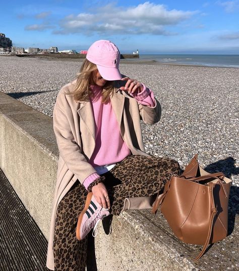 Pink Tshirt Outfit, Pink Sneakers Outfit, Leopard Print Outfits, Cold Outfits, Adidas Pink, Tshirt Outfits, Mom Outfits, Winter Fashion Outfits, Outfits Casuales