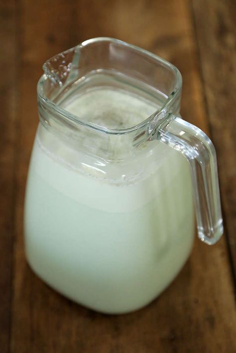 Naneli Ayran Malzemeleri 200 gr. süzme yoğurt 3 su bardağı su 6-7 yaprak taze nane 1 küçük parça tereyağı Tuz Tüm malzemeleri blenderin içine ekleyin. Ardından her şey karışana kadar karıştırın ve soğuk servis edin. Ayran Drink, Glass Of Milk, Milk, Drinks, Glass