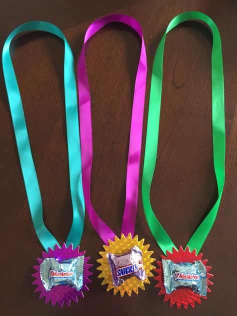 Candy medals II Candy Medals, Honey Face, Ring Toss, Carnival Games, Kids Party Games, Candy Bars, Preschool Art, Art Activities, School Crafts