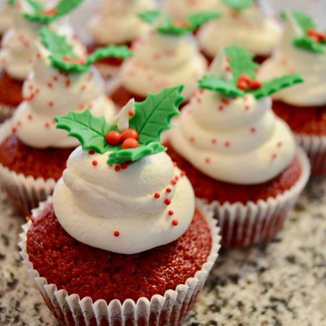 Red Velvet Cupcakes Christmas, Christmas Red Velvet Cupcakes, Christmas Red Velvet, Cupcakes Red Velvet, Red Velvet Christmas, Xmas Baking, Christmas Cupcake, Velvet Christmas, Velvet Cupcakes