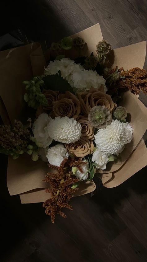 Light Brown Flowers Aesthetic, Brown Bouquet Aesthetic, Fall Leaf Bouquet, Bouquet Of Flowers Fall, Brown Flower Arrangements, Brown Flower Bouquet, Cosmos Wedding Bouquet, Fall Flowers Aesthetic, Fall Flower Bouquets