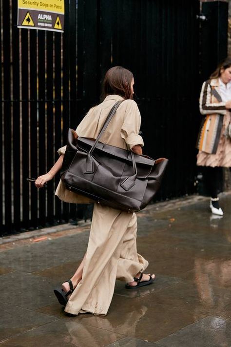 London Street Style Spring, Snake Bag, Fashion Gone Rouge, Street Style Bags, London Fashion Week Street Style, Walking Down The Street, Top Street Style, Fashion Oversized, Oversized Bag