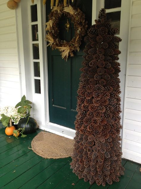 Wow! Check out this tutorial for making a pine cone tree. Perfect for Fall and Winter! Pine Cone Tree, Pine Cone Christmas Tree, Retro Thanksgiving, Pine Cone Art, Decorated Wreaths, Christmas Cones, Cone Trees, Cone Christmas Trees, Tomato Cages