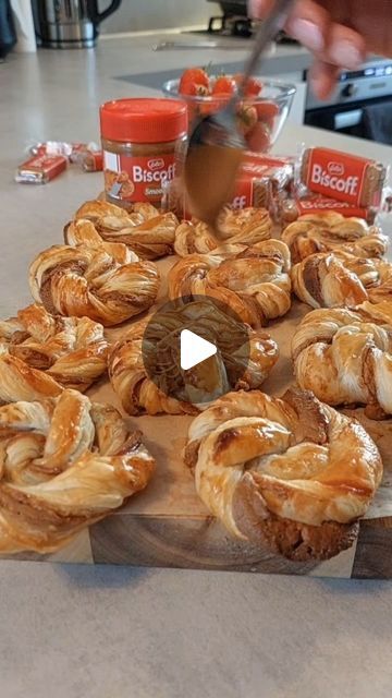 Biscoff Puff Pastry Twists, Biscoff Pastry Swirls, Biscoff Puff Pastry, Puff Pastry Ideas Desserts, Puff Pastry Designs, Recipes With Puff Pastry, Puff Pastry Cake, Puff Pastry Snacks, Puff Pastry Twists