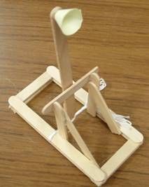 Fabulous DIY torsion catapult. Requires operation of hot glue gun, so for 9 and over. Catapult Project, Catapult For Kids, Diy Catapult, Popsicle Stick Catapult, Kids Woodworking Projects, Wood Projects For Kids, Woodworking Projects For Kids, Woodworking For Kids, Fabulous Diy