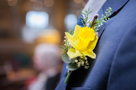 Daffodil Bouquet Wedding, Daffodil Wedding, Wedding Flowers Gypsophila, Bright Wedding Bouquet, Daffodil Bouquet, Holly Wedding, Forest Theme Wedding, Modern Wedding Flowers, Tropical Wedding Flowers