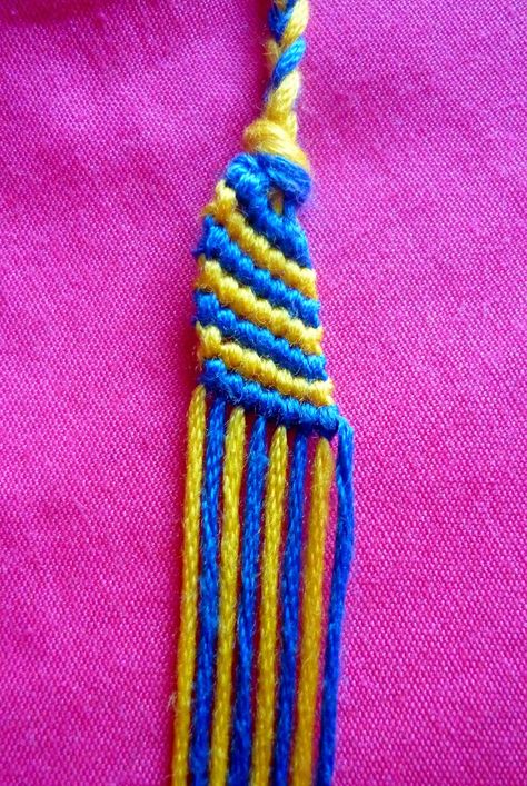 Welcome to the Cozy Corner of Craft: Friendship Bracelets for Beginners pt.3: Candy Stripe Bracelet! Candy Stripe Bracelet, Diy Friendship Bracelets Easy, Friendship Bracelet Instructions, Friendship Bracelet Knots, Chevron Friendship Bracelets, Basic Bracelet, Friendship Bracelets Easy, Bracelets Tutorial, Friendship Bracelet Patterns Easy