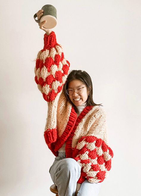 The Social Bubble Cardigan is an intermediate level knitting project designed by Brenda Lam. This project is worked in 1 piece  and in two colors of The Wool. First, you'll work the body then sew the shoulders so you can pick up stitches around to armhole  to make the sleeves, which are worked in the round. Finally, you'll pick up stitches around the opening of the cardigan to work  the edge.  The model wears size: M Loose Knit Sweater Pattern, Bubble Cardigan, Embroidered Labels, Knit Cardigan Pattern, Chunky Wool, How To Start Knitting, Sewing Class, Chunky Knit Cardigan, Circular Knitting Needles