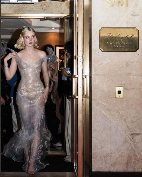 #NEW: Met Gala 2024🩶 #ElleFanning/@ElleFanning Elle Fanning Met Gala 2024, Ell Fanning, Elle Fanning Photoshoot, Elle Fanning Outfits, Elle Fanning Met Gala, Ella Fanning, Dresses Gala, Gala Outfits, Elle Fanning Style