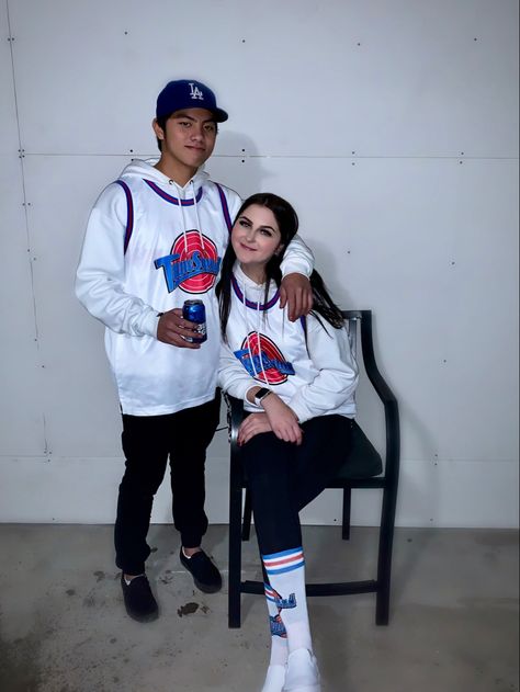 Tune Squad Couple Costume, Tune Squad Halloween Costume, Tune Squad Costume, Halloween Parejas, Squad Outfits, Tune Squad, Couples Halloween Outfits, Halloween Express, Cute Couple Outfits