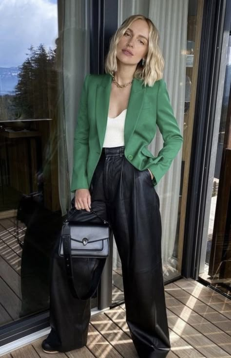 Green Blazer Outfit Winter, Spring Green Blazer, Color Blazer Outfits, Colored Blazer Outfits, Blazer Verde Outfit, Outfit Con Verde, Outfits Con Blazer Verde, Outfits Con Verde, Green Blazer Outfit Work