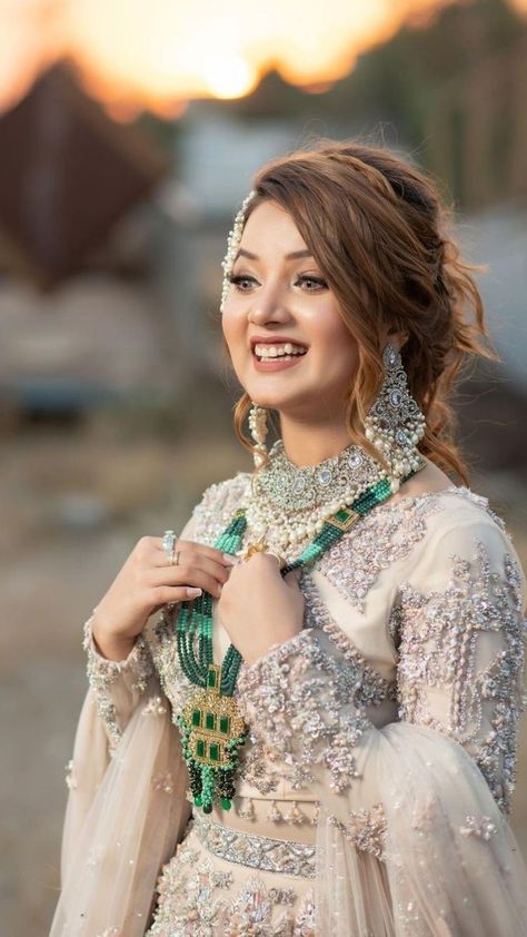 Hairstyles For Engagement, Global Hair Color, Rabeeca Khan, Pakistani Bridal Hairstyles, People On Social Media, Nikah Outfit, Global Hair, Indian Bride Makeup, Pakistani Bridal Makeup