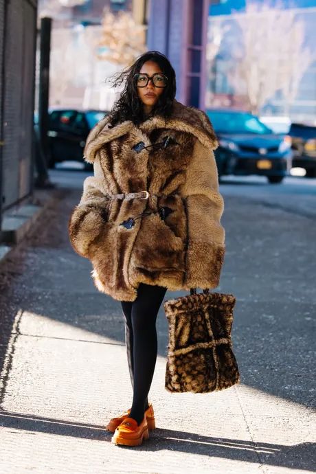 The Best Street Style at New York Fashion Week Fall 2022 Street Wear 2023 Woman, Winter Street Style 2022, New York Fall Outfit Street Styles, New York Street Style Winter, Winter Layering Outfits Street Style, Edgy Chic Fashion, Winter Outfit Street Style, Streetwear Boutique, Street Style Comfy