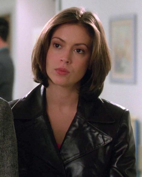 Alyssa Milano Bob Short Hairstyles, Phoebe Charmed Short Hair, Charmed Hairstyles 90s, Phoebe Charmed Hairstyles, Alyssa Milano Hair 90s, Phoebe Halliwell Hair, Phoebe Halliwell Aesthetic, Phoebe Halliwell Hairstyles, Charmed Hairstyles