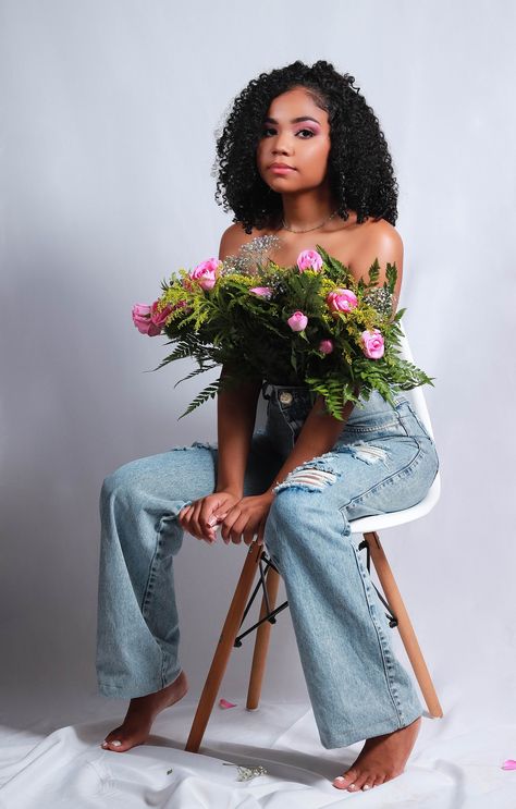 Jean And Flowers Photoshoot, Flower Concept Photoshoot, 21 Photoshoot, 30th Photoshoot, Denim Photoshoot, 21 Bday, Easter Photoshoot, Shooting Studio, Bday Photoshoot