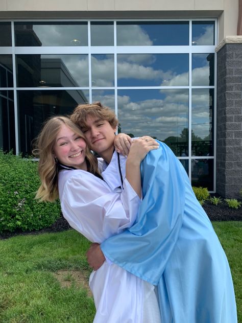 High School Graduation Pictures With Boyfriend, Graduation Picture Poses With Boyfriend, Boyfriend And Girlfriend Graduation Pics, Couples Cap And Gown Pictures, Boyfriend Graduation Pictures, Graduation Poses With Boyfriend, Couple Grad Pics, Graduation Couple Poses, Couple Graduation Pictures High Schools