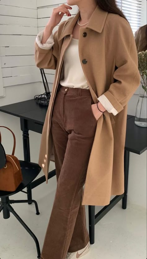 Caramel Aesthetic Vintage, Caramel Trench Coat Outfit, Caramel Outfit, Season Analysis, Personal Uniform, Style Roots, Trench Coat Outfit, Seasonal Color Analysis, Color Season