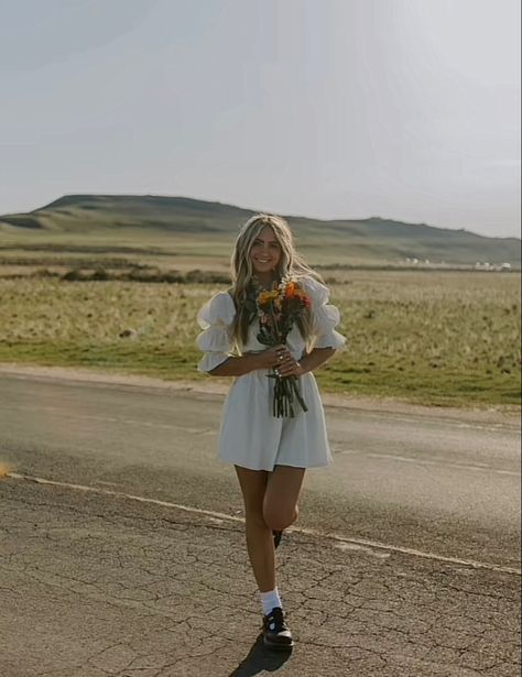 Western Flower Photoshoot, Senior Photos Holding Flowers, Texas Instagram Pictures, Desert Senior Pictures, Small Town Photoshoot, Arizona Senior Pictures, Pretty Senior Pictures, Pictures With Flowers, Senior Things