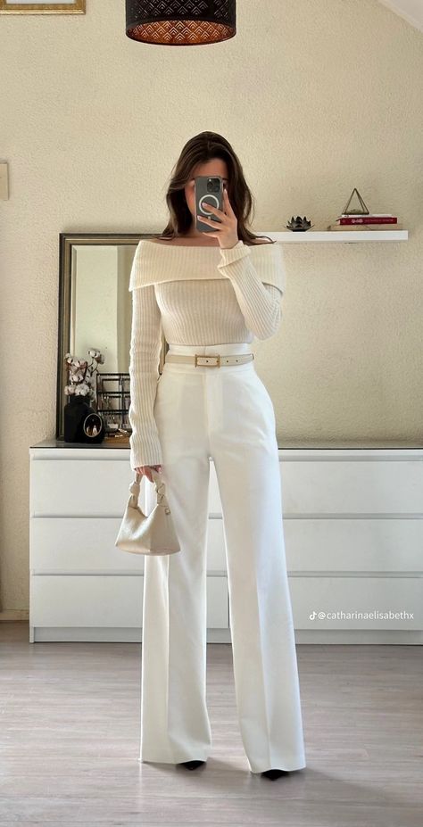 Classy Women Outfits Winter, Outfit For 4'11, Elegant White Pants Outfit, Old Money Outfits For Christmas Party, Outfits For 21 Year Old Women, Black Formals Women Outfits, Casual Work Outfits Black Pants, Old Money Quiet Luxury Style, Neutral Outfit Ideas Women