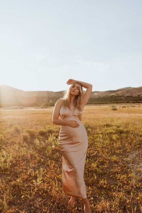 0I5A7731 Maternity Photography Only Mom, Maternity Picture Poses Single, Maternity Portraits Outdoor, Maternity Photography Mother Only, Editorial Maternity Shoot Outdoor, Maternity Desert Photography, Maternity Solo Poses, Maternity Photo Inspiration, Single Maternity Photography