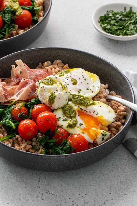 Italian Breakfast Bowl Farro Breakfast, Farro Recipes, Italian Breakfast, Nutritional Snacks, Healthy Bowls, High Protein Breakfast, Soup Dinner, Breakfast Bowl, Balanced Meals