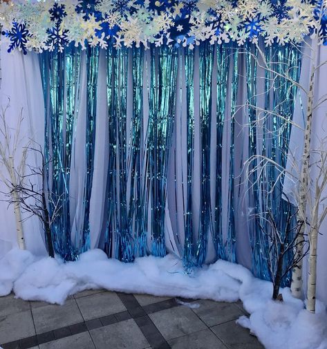 Snowcoming Decorations, Snow Dance Decorations, Winter Wonderland Photo Booth Backdrops, Frozen Theme Office Decor, Office Holiday Party Decorations Winter Wonderland, Winter Wonderland Photo Backdrop Diy, School Winterfest Ideas, Winter Wonderland Christmas Decorations Office, Snowball School Dance