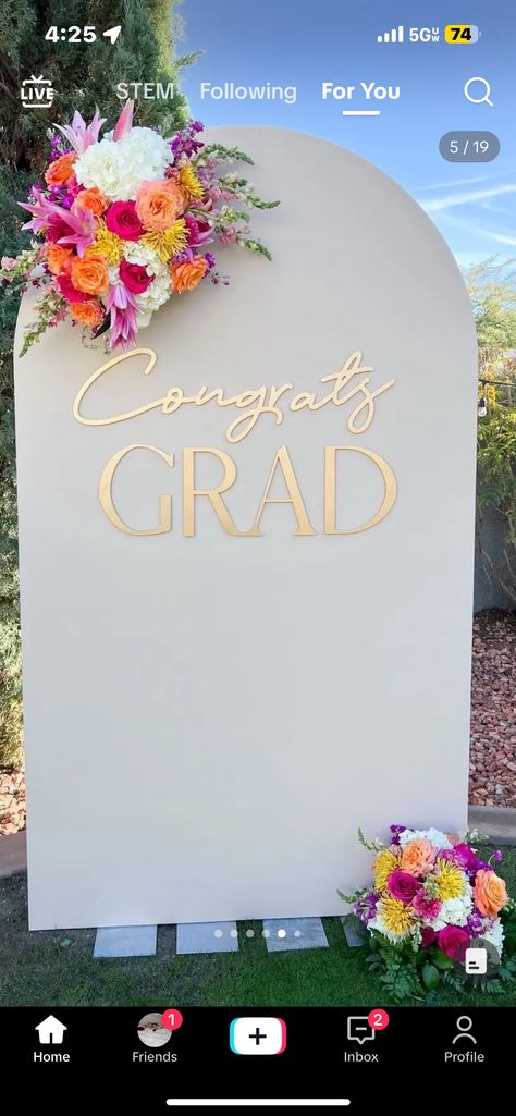 Flowers For Graduation Party, Graduation Party Floral Theme, Graduation Party Ideas Pastel Colors, Flower Grad Party Ideas, Senior Serve Table Ideas High Schools, Grad Party Picture Boards, Mba Graduation Party Ideas, Grad Parties Ideas, High School Grad Party Theme Ideas