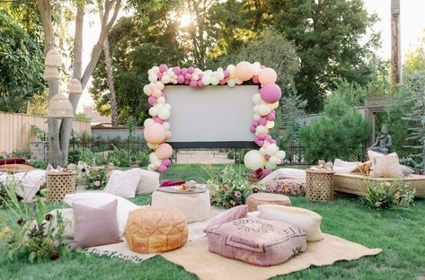 backyard movie night with boho seating nooks and a balloon installation Outdoor Movie Night Ideas, Movie Night Birthday Party Ideas, Pink Backyard, Backyard Theater, Backyard Movie Night Party, Outdoor Movie Party, Movie Night Birthday, Movie Night Ideas, Backyard Movie Party