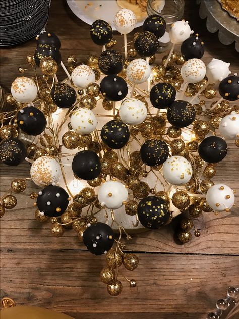 Black, White and Gold Cakepops! Great for New Year Party!!! Black White And Gold Cupcake Ideas, Black White Gold Cake Pops, Dessert Table Ideas Black And Gold, Black Cake Pops With Gold, New Years Cake Pops Ideas, Nye Cake Pops, Cake Pops New Years Eve, Black And Gold Cakepops, Black Cakepops