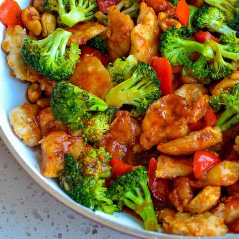 Cashew Chicken Asian Entrees, Chicken Breast Pieces, Chicken Cashew, Pan Fried Chicken Breast, Cashew Chicken Recipe, Sweet And Spicy Sauce, Pan Fried Chicken, Fried Chicken Breast, Cashew Chicken