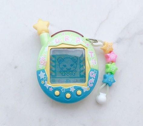 Tomagatchi Icon, Tomagatchi Art, Tomogatchi Toy, Tamagotchi Color, Kawaii Tamagotchi, Tamagotchi Connection, 2000s Toys, You Give Me Butterflies, Japan Kawaii