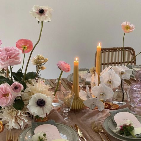 Feminine Table Settings, Birthday Aesthetic Table, Petite Romantic Style, Spring Dinner Party Aesthetic, Birthday Table Scape, Birthday Dinner Set Up, Flowers Dinner Table, Fairy Dinner Party, Whimsical Dinner Party