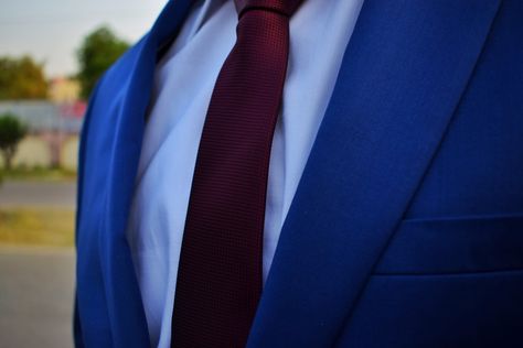 Royal blue suit with maroon tie n white shirt Suit With Maroon Tie, Blue Suit Red Tie, Suit Red Tie, Maroon Tie, Royal Blue Suit, Red Tie, Men Fits, Tie The Knots, Blue Suit