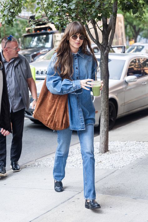 Dakota Johnson Updates (@dakotaj_updates) on X Dakota Johnson Street Style, La Outfit, Magical Childhood, Dakota Style, Alexa Chung Style, Dakota Johnson Style, Outfits Con Jeans, Fashion Trend Forecast, Children Playing