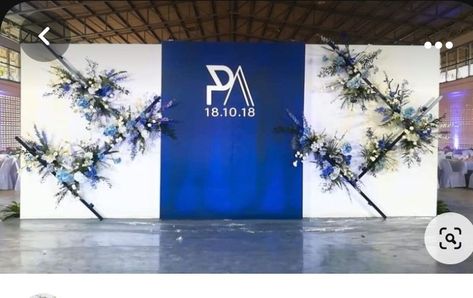 Weeding Stages, Graduation Stage Design, Newspaper Art And Craft, Graduation Party Backdrops, Event Entrance, Corporate Events Decoration, Corporate Event Design, Golden Decor, Wedding Reception Backdrop