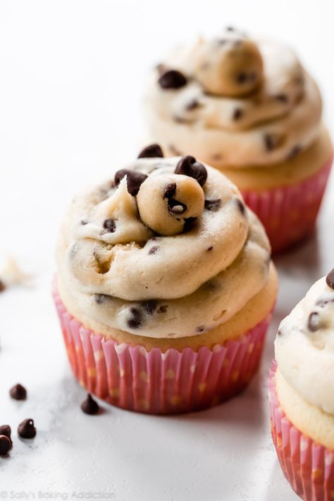 These are chocolate chip cookie dough molten cupcakes! Safe-to-eat cookie dough stuffed inside a soft homemade vanilla cupcake and topped with cookie dough buttercream. Recipe on sallysbakingaddiction.com Cookie Dough Buttercream, Cookie Dough Cupcakes, Cookie Dough Frosting, Cookie Dough To Eat, Sally's Baking, Cookie Dough Bites, Cookie Dough Recipes, Edible Cookies, Edible Cookie Dough