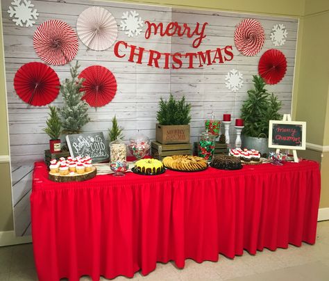 Friendsmas Party Table Decor, Christmas Party Treat Table, Christmas Party Sweets Table, Christmas Party Set Up Ideas Layout, Christmas Party In Garage, Christmas Party Table Set Up, Christmas Party Food Table Display, Buffet Table Christmas Decor, Food Buffet Table Ideas Decor